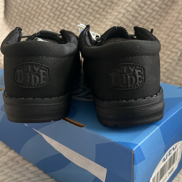 Hey dude Wally black . Youth boys size 5 Brand new with tags and box - Picture 4 of 6